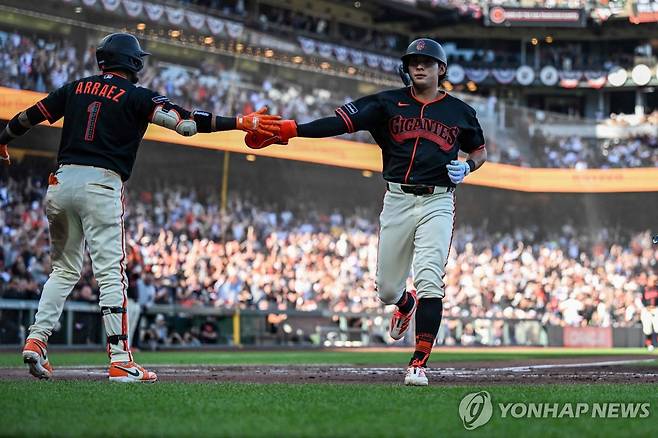 29일 경기에서 득점하는 샌프란시스코 이정후(오른쪽) [AFP=연합뉴스]