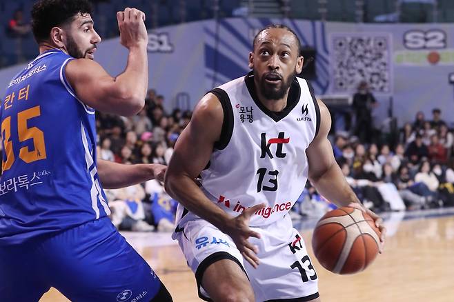 kt의 조나단 윌리엄스(오른쪽)와 삼성의 케렘 칸터 [KBL 제공. 재판매 및 DB 금지]