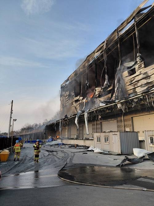 지난 29일 오후 용인시 처인구 백암면 박곡리 일대 물류창고에서 화재가 발생한 가운데 소방이 진화 작업을 하고 있다. 이 불은 30일 새벽 0시 6분에 완전히 꺼졌고 인명피해는 발생하지 않았다. /경기도소방재난본부 제공