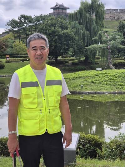 이근춘 '더(THE)사랑 봉사본부' 회장이 수원화성 일대에서 환경 정화 캠페인 후 기념촬영한 모습. 사진= '더(THE)사랑 봉사본부'