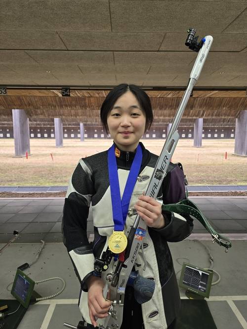 30일 인천 옥련국제사격장에서 열린 제27회 미추홀기 전국사격대회 여자고등부 50m 3자세서 2관왕에 등극한 인천체고의 김단비가 기념사진을 찍고 있다. 사진=인천체육고등학교