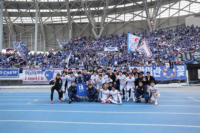 용인FC와 원정경기서 승리한 수원 삼성이 기념촬영하는 모습. 사진=한국프로축구연맹