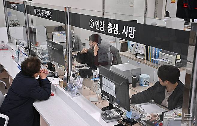 지방자치가 확대되며 과거 행정 전달기관에 머물던 행정복지센터가 생활행정의 거점이자 주민참여 공간으로 기능이 확대되고 있는 가운데 안양시 동안구 부흥동행정복지센터에서 공무원들이 민원업무를 수행하고 있다. 김경민기자