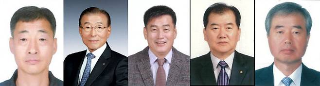 '2026 충주시민대상' 수상자. 사진 왼쪽부터 김영호 영신내추럴 대표, 김철식 학교법인 동성학원 이사장, 이복해 한국후계농업경영인 충주시연합회장, 장재흥 충주자유시장상인회장, 황의창 충주기타합주단장.(사진=충주시 제공)