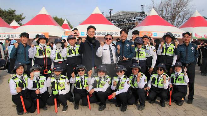 논산딸기축제장 곳곳에서 시민들의 ‘수호천사’ 역할을 톡톡히 해낸 논산경찰서 시민경찰연합대 번개순찰대(대장 김영상) 대원들이 축제장에서 여상봉 논산경찰서장과 각 과장, 지구대장 등과 함께 화이팅을 하고 있다.(사진=장병일 기자)