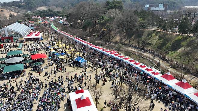 3월 26일부터 29일까지 나흘간 논산딸기축제장을 찾은 방문객은 약 67만 명으로 집계됐다. 판매된 딸기만 총 150톤, 판매 금액은 15억 2천만 원에 달한다. 이는 전년 대비 약 2억 원 증가한 수치로, 지역 경제에 강력한 활력을 불어넣었다는 평가다.(사진=논산시 제공)