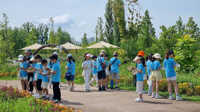 국립세종수목원에서 초등학생 대상으로 진행한 교육프로그램 '탄산수(탄소를 흡수하고 산소를 만드는 수목원 산책)'를 운영 중인 모습. (사진=한수정 제공)