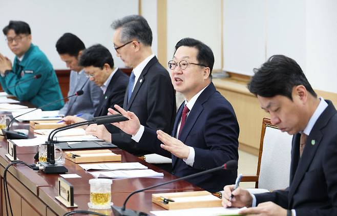 이장우 대전시장은 30일 시 주간업무회의에서 안전공업 화재 사고를 계기로 노후 산업단지 및 공장 건축물에 대한 전면적인 안전 점검과 제도 개선을 지시했다.사진제공은 대전시