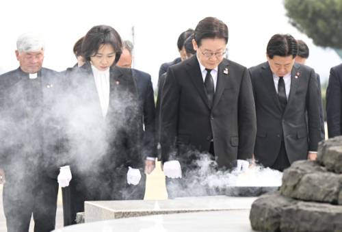 이재명 대통령과 김혜경 여사가 29일 제주 4·3 평화공원에서 위령탑에 분향 후 묵념하고 있다. 연합뉴스