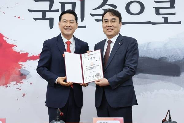 장동혁 국민의힘 대표가 1월 초 이종욱 의원에게 야당탄압가짜뉴스감시특별위원회 위원 위촉장을 전달하고 있다. /이종욱 누리소통망