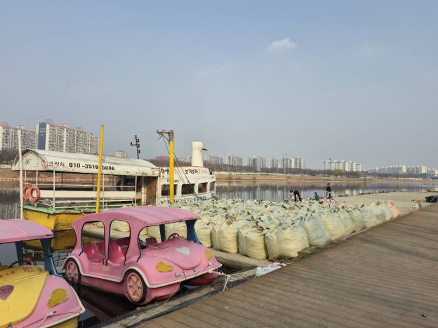 26일 방문한 대구 동구 동촌유원지 오리배 선착장 한 편에는 어린이 키만한 1톤 포대 수십 개와 목재 데크 파편이 쌓여 공사장을 방불케 했다. 김지효 기자