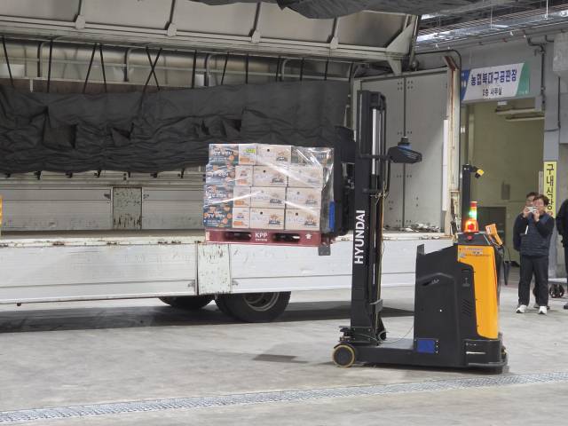 30일 오후 대구 북구 농수산물도매시장에서 무인 지게차가 과일 상자를 적재한 파렛트를 옮기고 있다. 정우태 기자