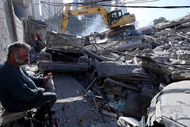 미국과 이스라엘, 이란 간 전쟁이 장기화되면서 유가 상승 등의 영향으로 여행업계는 큰 타격을 입고 있다. 사진은 레바논 베이루트의 바쇼라 지역에서 이스라엘의 공습 이후 손상된 건물 잔해 모습. /연합뉴스