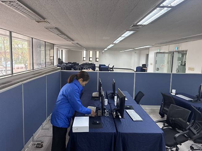 30일 대구 달서구 두류네거리 인근에 마련된 더불어민주당 김부겸 대구시장 예비후보 선거사무실에서 당 관계자가 개소 준비 작업을 하고 있다. /황인무기자