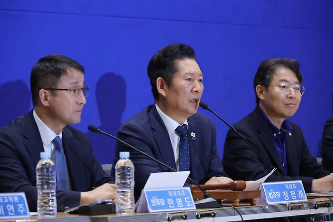 정청래 더불어민주당 대표가 30일 서울 여의도 국회에서 열린 최고위원회의에서 발언하고 있다. 연합뉴스