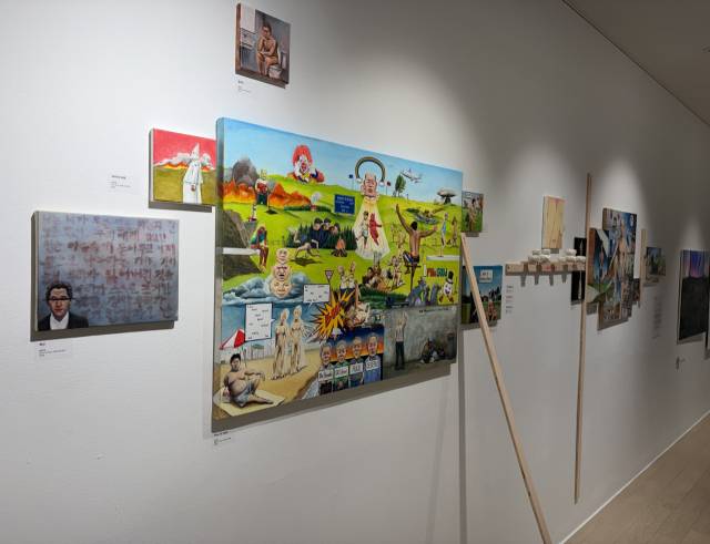 ‘2026 아티스타트’에서 장려상을 받은 윤정재 작품. 한가운데 'This : 有: topia' 설치 모습. 현실과 디지털 세상에서 인간의 욕망과 감정이 어떻게 소비되는지 해학적으로 보여준다. 김은영 기자 key66@