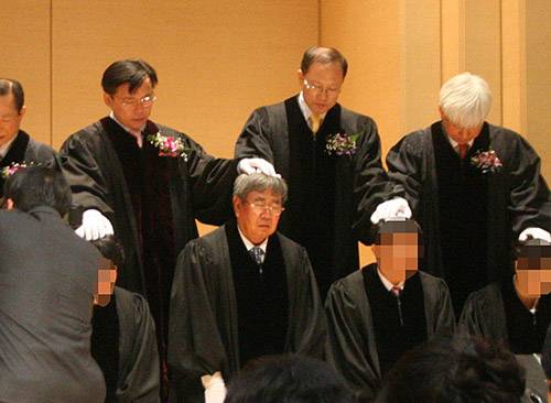 2008년 목사 안수를 받은 이근안. 그는 "교정 선교 활동에 평생을 바치겠다"고 밝혔다. 사진 제공 브레이크뉴스