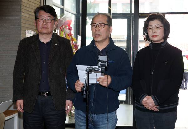 국민의힘 마포갑 광역·기초의원들이 30일 서울 영등포구 여의도 중앙당사 로비에서 조정훈 당협위원장의 공천헌금 의혹 관련 입장을 밝히는 기자회견을 하고 있다. 2026.3.30. 연합뉴스