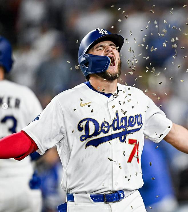 (프리랜드가 28일 경기에서 홈런을 친 뒤 해바라기씨 세리모니를 만끽하고 있다)