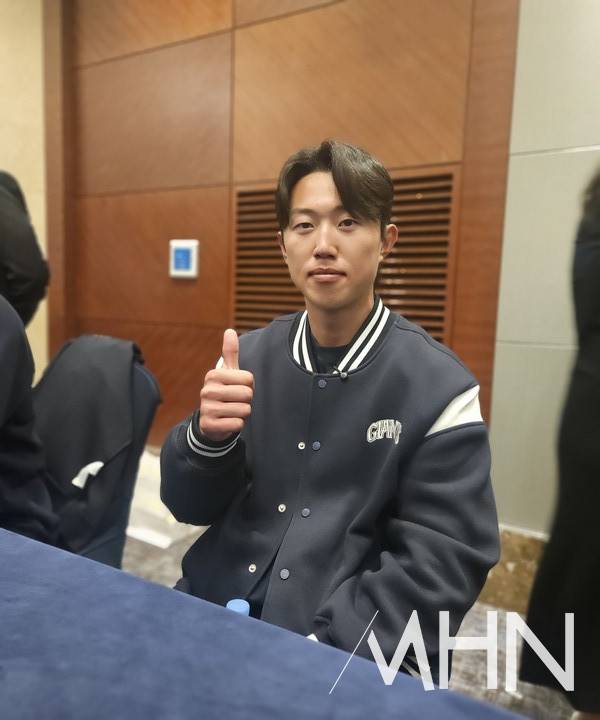 행사 뒤 인터뷰에 응하고 있는 전민재(롯데 자이언츠)