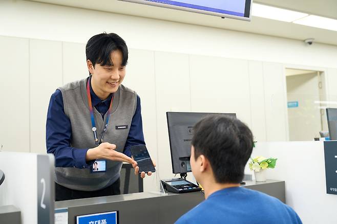 삼성전자서비스 임직원이 서비스를 제공하는 모습