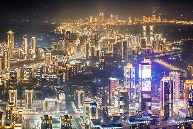 (평양 노동신문=뉴스1) = 평양 화성지구의 야경. [국내에서만 사용가능. 재배포 금지. DB 금지. For Use Only in the Republic of Korea. Redistribution Prohibited] rodongphoto@news1.kr