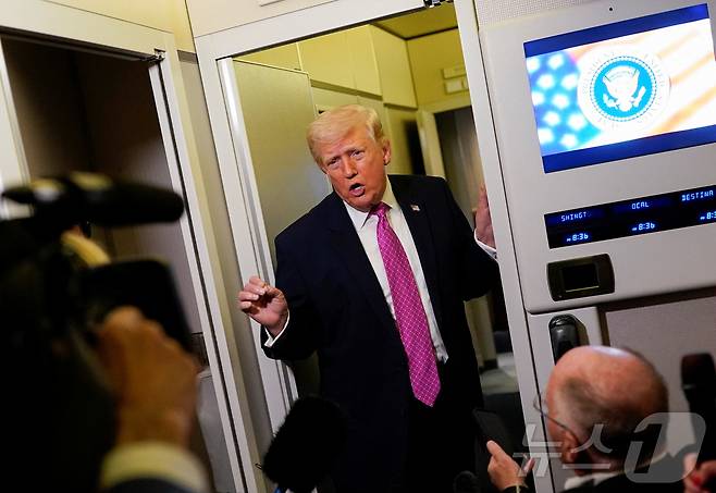 도널드 트럼프 미국 대통령이 29일(현지시간), 메릴랜드주 조인트 베이스 앤드루스로 향하는 전용기 에어포스원 안에서 취재진과 대화하고 있다. 2026.03.29 ⓒ 로이터=뉴스1