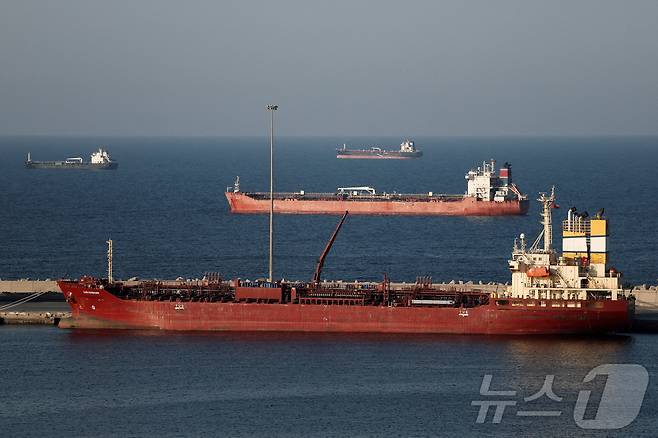 오만 무스카트항 인근에 루오지아산 유조선이 정박해 있는 모습. ⓒ로이터=뉴스1 ⓒ 로이터=뉴스1
