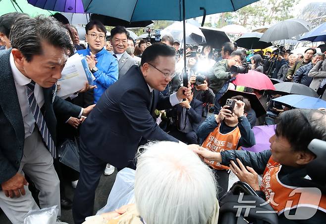 김부겸 전 국무총리가 30일 오후 대구 중구 2·28기념중앙공원에서 6·3지방선거 대구시장 출마 선언 기자회견을 마친 뒤 지역 장애인단체의 장애인 권리보장 정책협약 제안서를 전달받고 있다. 2026.3.30 ⓒ 뉴스1 공정식 기자