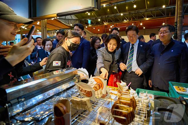 이재명 대통령과 김혜경 여사가 30일 제주 동문시장을 방문해 상인들과 대화하고 있다. (청와대 제공. 재판매 및 DB 금지) 2026.3.30 ⓒ 뉴스1 허경 기자