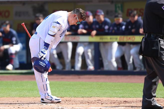 삼성 최형우가 28일 대구삼성라이온즈파크에서 열린 2026 KBO리그 정규시즌 개막전 롯데와 경기에서 1회말 첫 타석에 들어서기 전 관중들에게 인사하고 있다. 사진 | 삼성 라이온즈