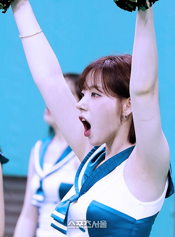 ‘표정 극과 극’ 하지원 치어리더, 대체 무슨 일이?