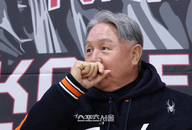 한화 김경문 감독이 26일 잠실구장에서 열리는 2025 KBO리그 LG와 한국시리즈 1차전에 인터뷰를 하고 있다. 잠실 | 박진업 기자 upandup@sportsseoul.com