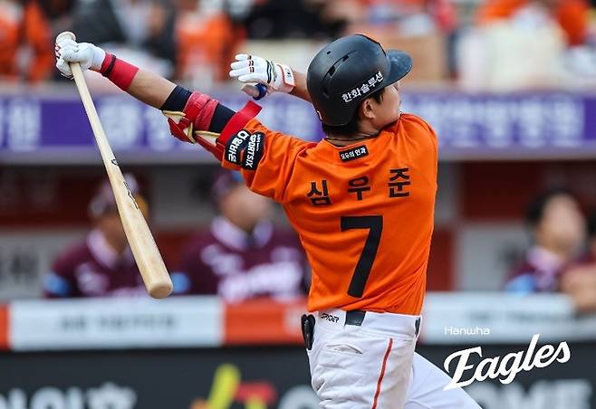 한화 심우준이 28일 대전 한화생명 볼파크에서 열린 2026 KBO리그 정규시즌 개막전 키움전에서 홈런을 터뜨리고 있다. 사진 | 한화 이글스