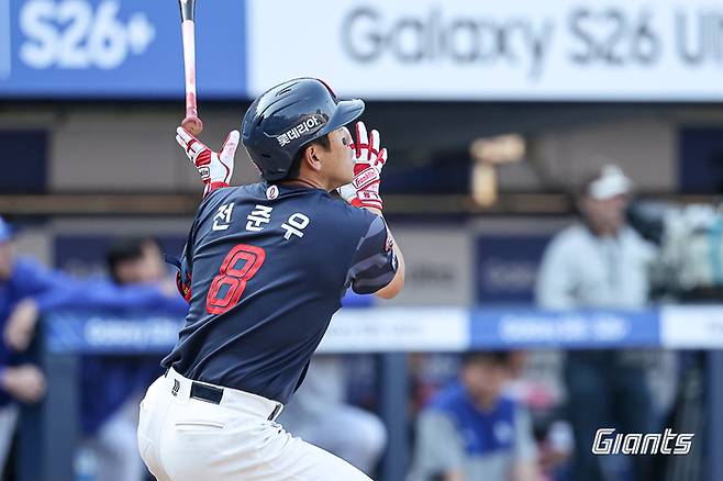 롯데 전준우가 28일 대구삼성라이온즈파크에서 열린 2026 KBO리그 정규시즌 개막전 삼성과 경기에서 8회초 좌월 솔로 홈런을 터뜨리고 있다. 사진 | 롯데 자이언츠