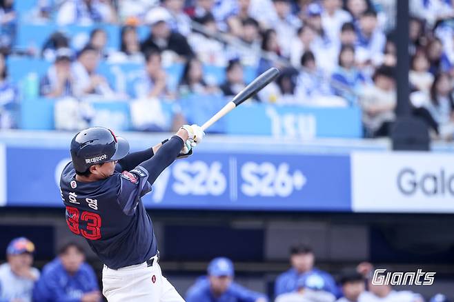 롯데 손호영이 29일 대구삼성라이온즈파크에서 열린 2026 KBO리그 정규시즌 삼성과 경기에서 7회초 좌월 솔로포를 터뜨리고 있다. 사진 | 롯데 자이언츠