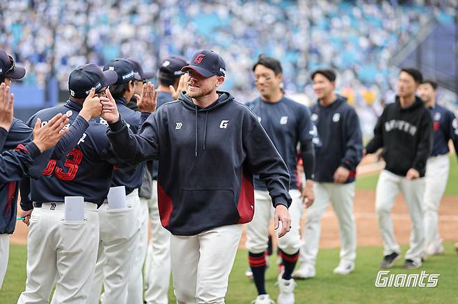 롯데 선수들이 29일 대구삼성라이온즈파크에서 열린 2026 KBO리그 정규시즌 삼성과 경기에서 승리하며 개막 2연승을 달성한 후 하이파이브 하고 있다. 사진 | 롯데 자이언츠