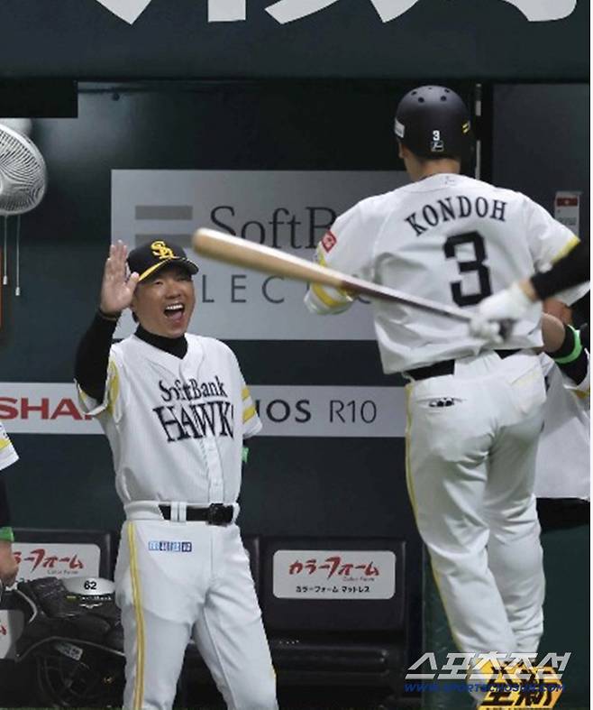 고쿠보 소프트뱅크 감독이 홈런을 치고 들어오는 곤도를 환한 얼굴로 맞아주고 있다. 사진캠처=소프트뱅크 호크스 SNS