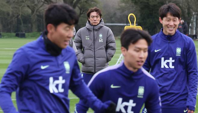 훈련 지켜보는 홍명보 감독

    (밀턴킨스[영국]=연합뉴스) 최재구 기자 = 코트디부아르전을 앞둔 한국 축구 국가대표팀의 홍명보 감독이 24일(현지시간) 영국 런던 북서쪽 밀턴킨스에서 훈련하는 선수들을 지켜보고 있다. 2026.3.25