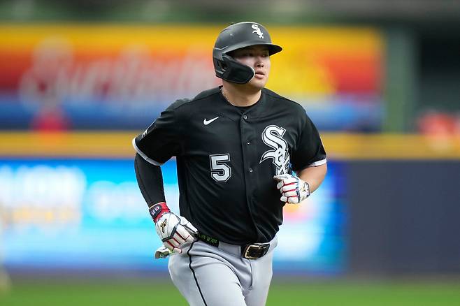 Chicago White Sox's Munetaka Murakami scores on a grand slam hit by Colson Montgomery during the first inning of a baseball game against the Milwaukee Brewers, Sunday, March 29, 2026, in Milwaukee. (AP Photo/Kayla Wolf)







<저작권자(c) 연합뉴스, 무단 전재-재배포, AI 학습 및 활용 금지>