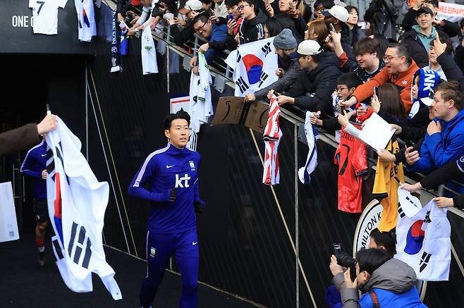 팬들 환호 속 입장하는 손흥민

    (밀턴킨스[영국]=연합뉴스) 최재구 기자 = 한국축구국가대표팀 손흥민이 28일(현지시간) 영국 밀턴킨스 스타디움 MK에서 열린 코트디부아르와 평가전에 입장하자 팬들이 환호하고 있다 . 2026.3.29

    jjaeck9@yna.co.kr

(끝)





<저작권자(c) 연합뉴스, 무단 전재-재배포, AI 학습 및 활용 금지>