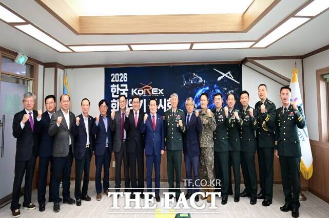 '2026 한국 회전익기 전시회(KoREx)' 관계자들이 회전익기를 전시하면서 파이팅을 외치고 있다. /육군항공학교