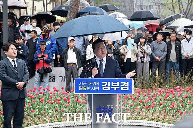 김부겸 전 국무총리가 30일 오후 대구 중구 2.28기념중앙공원에서 대구시장 출마 기자회견을 열고 발언을 하고 있다. /대구=남용희 기자