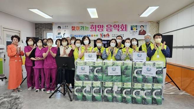경남재능나눔협회가 거창군 거창읍 실버간호주간보호센터에서 '찾아가는 희망 음악회' 후 생필품 등을 기부하고 있다. 경남재능나눔협회 제공