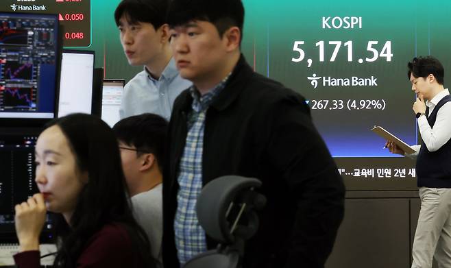 30일 오전 서울 중구 하나은행 딜링룸에서 딜러들이 업무를 하고 있다. 코스피는 전 거래일(5438.87)보다 257.07포인트(4.73%) 하락한 5181.80에 개장했다. /뉴시스