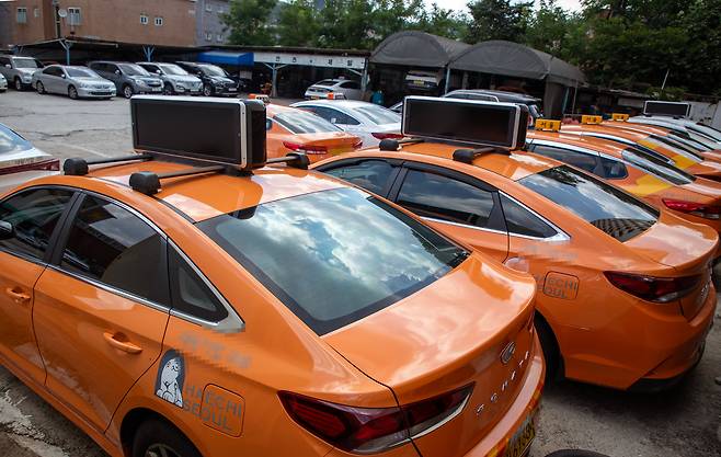 서울시 택시월급제 시행을 하루 앞두었던 지난 2024년 8월 19일 성북구의 한 택시 회사 차고지에 많은 택시들이 주차되어 있다. /조인원 기자