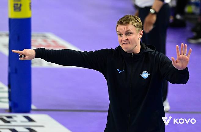 대한항공 사령탑 시절의 토미 틸리카이넨 감독. /KOVO