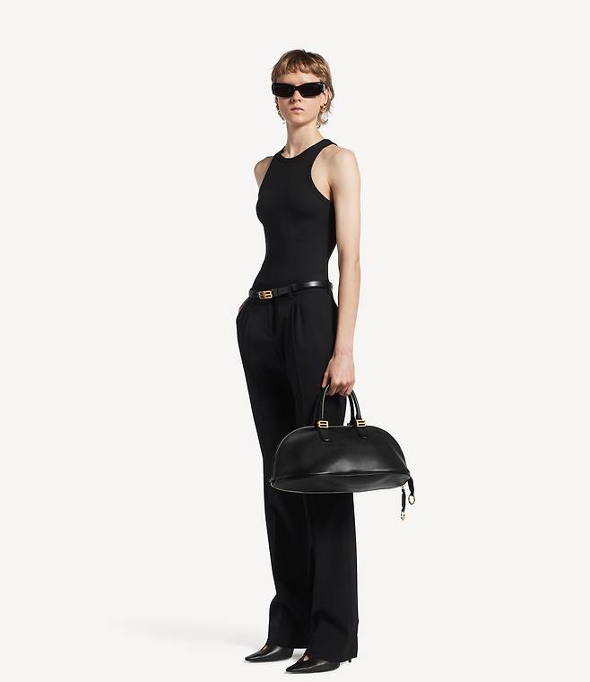 2026년 봄, 여름 컬렉션 런웨이에 등장한 볼레로 볼링 백. 발렌시아가.