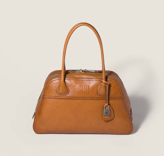 볼링 백 실루엣에서 영감받은 앤티크 가죽의 비방(Vivant) 백. 미우 미우.