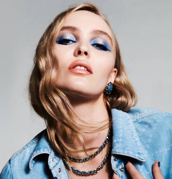 샤넬 뷰티의 리미티드 에디션 ‘데님 메이크업 컬렉션’의 ‘워시드 데님 룩’.